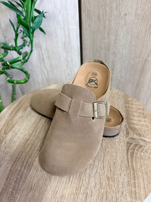 Zuecos casuales beige